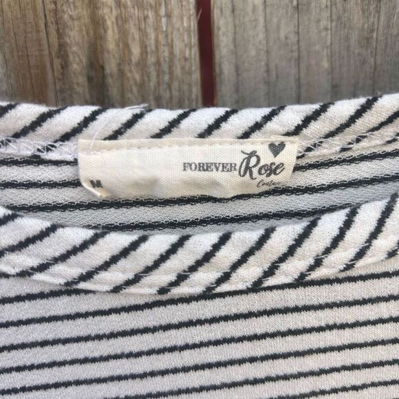 Forever Rose tshirt short sleeve size medium - Picture 2 of 7
